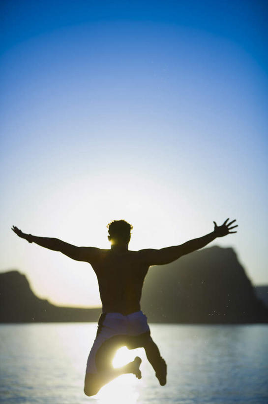 西方人,一个人,跳,伸展双臂,竖图,室外,白天,河流,石头,山,山脉,水,欧洲,欧洲人,仅一个男性,仅一个人,阴影,光线,石子,影子,河水,山顶,山峰,水流,山峦,半空,背光,仅一个年轻男性,背面,蓝色,蓝天,天空,阳光,群山,天,晴朗,逆光,沉积岩,万里无云,颠峰,极峰,水成岩,男人,男性,年轻男性,白种人,石块,岩石,晴空,晴空万里,敞开双臂,伸开双臂,跳跃,展开双肩,张开手臂,张开双臂,彩图,全身