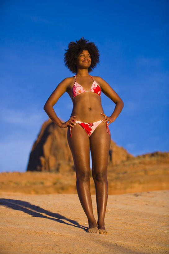 西方人,一个人,站,竖图,室外,白天,仰视,泳装,比基尼,石头,山,山脉,欧洲,非洲,黑人,欧洲人,仅一个年轻女性,仅一个女性,仅一个人,阴影,光线,石子,影子,山顶,山峰,云,云朵,山峦,云彩,注视,手叉腰,蓝色,白云,蓝天,天空,阳光,群山,天,叉腰,观察,看,站着,晴朗,观看,察看,双手叉腰,关注,沉积岩,颠峰,极峰,水成岩,年轻女性,女人,女性,非洲人,石块,岩石,晴空,站立,彩图,低角度拍摄,全身,三点式,泳衣