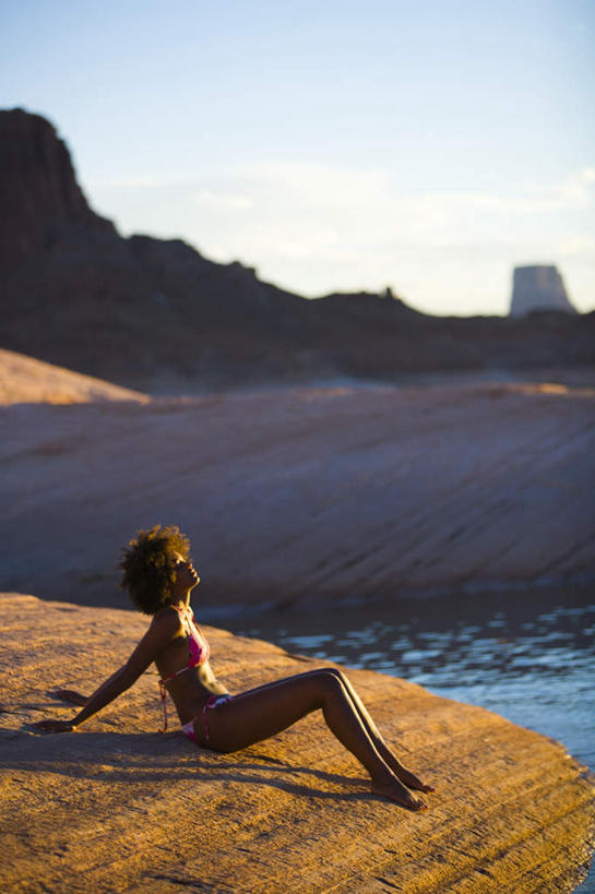 西方人,一个人,坐,竖图,俯视,室外,白天,泳装,比基尼,石头,山,山脉,欧洲,非洲,黑人,欧洲人,仅一个年轻女性,仅一个女性,仅一个人,撑,阴影,光线,石子,影子,山顶,山峰,云,云朵,山峦,背光,云彩,注视,蓝色,白云,蓝天,天空,阳光,群山,天,观察,看,晴朗,观看,察看,撑着,关注,逆光,沉积岩,颠峰,极峰,水成岩,年轻女性,女人,女性,非洲人,石块,岩石,晴空,坐着,彩图,高角度拍摄,全身,三点式,泳衣