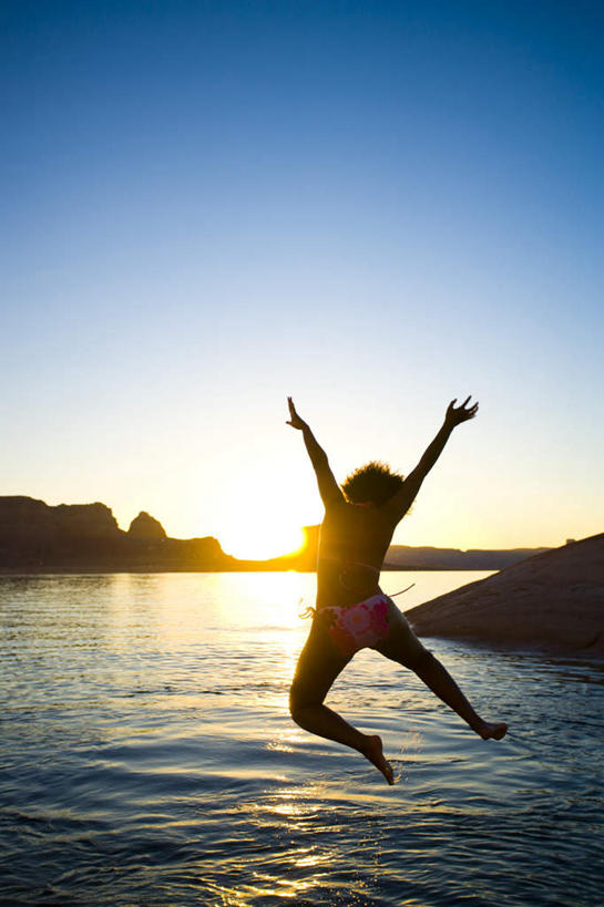 西方人,一个人,跳,举,伸展双臂,竖图,室外,白天,泳装,比基尼,湖,湖泊,石头,日落,山,山脉,水,欧洲,非洲,黑人,欧洲人,仅一个年轻女性,仅一个女性,仅一个人,阴影,光线,石子,影子,湖面,山顶,山峰,水流,水面,晚霞,霞光,落日,山峦,半空,背光,背面,阳光,黄昏,湖水,群山,托,彩霞,张开双腿,逆光,沉积岩,颠峰,极峰,夕照,展开双腿,水成岩,年轻女性,女人,女性,非洲人,石块,岩石,夕阳,敞开双臂,举起,举手,举着,伸开双臂,跳跃,向上举,向上伸,向上托,展开双肩,张开手臂,张开双臂,彩图,全身,三点式,泳衣,斜阳,伸展双腿