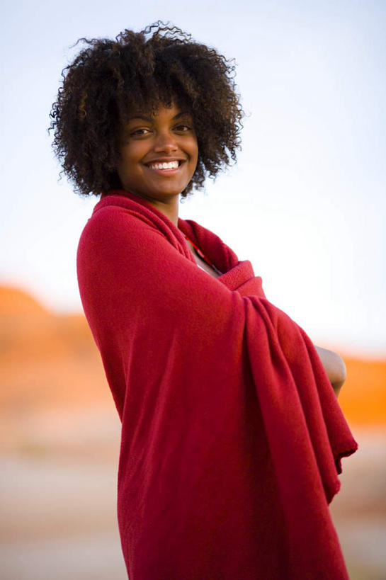 西方人,一个人,站,笑,微笑,露齿笑,竖图,室外,白天,侧面,石头,山,山脉,欧洲,非洲,黑人,欧洲人,仅一个年轻女性,仅一个女性,仅一个人,阴影,光线,包裹,纺织物,石子,影子,浴巾,山顶,山峰,山峦,扭头,注视,蓝色,蓝天,天空,阳光,毛巾,群山,天,观察,看,清洁,站着,转头,晴朗,观看,保暖,察看,关注,透气,防水,沉积岩,万里无云,颠峰,极峰,储水,耐磨,吸水,水成岩,年轻女性,女人,女性,非洲人,石块,岩石,晴空,晴空万里,站立,半身,彩图