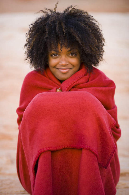 西方人,一个人,坐,笑,微笑,竖图,室外,白天,正面,石头,欧洲,非洲,黑人,欧洲人,仅一个年轻女性,仅一个女性,仅一个人,纺织物,石子,浴巾,注视,红色,毛巾,观察,看,清洁,观看,保暖,察看,关注,透气,防水,沉积岩,储水,耐磨,吸水,水成岩,年轻女性,女人,女性,非洲人,石块,岩石,坐着,半身,彩图