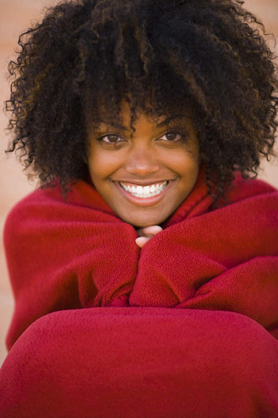 西方人,脸,头,脸颊,头发,一个人,坐,笑,微笑,露齿笑,竖图,室外,白天,正面,石头,欧洲,非洲,黑人,欧洲人,仅一个年轻女性,仅一个女性,仅一个人,纺织物,石子,浴巾,棕色,注视,红色,毛巾,观察,看,清洁,观看,保暖,察看,关注,透气,防水,沉积岩,储水,耐磨,吸水,水成岩,年轻女性,女人,女性,非洲人,头部,卷发,脸部,脸蛋,面部,石块,岩石,坐着,半身,彩图,短发