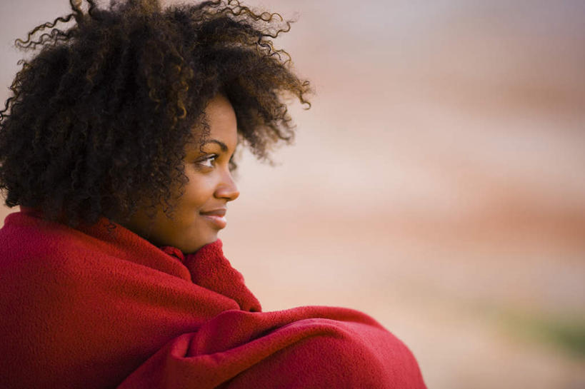 西方人,一个人,坐,笑,微笑,横图,室外,白天,侧面,石头,欧洲,非洲,黑人,欧洲人,仅一个年轻女性,仅一个女性,仅一个人,纺织物,石子,浴巾,注视,红色,毛巾,观察,看,清洁,观看,保暖,察看,关注,透气,防水,沉积岩,储水,耐磨,吸水,水成岩,年轻女性,女人,女性,非洲人,石块,岩石,坐着,半身,彩图