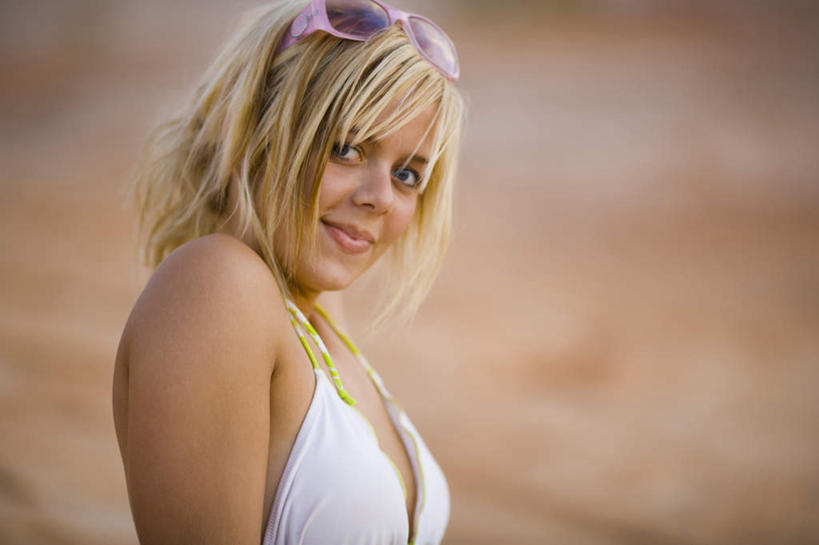 西方人,一个人,站,笑,微笑,横图,室外,白天,侧面,泳装,比基尼,石头,欧洲,欧洲人,仅一个年轻女性,仅一个女性,仅一个人,墨镜,石子,眼镜,注视,白色,太阳镜,太阳眼镜,观察,看,站着,遮阳镜,观看,察看,关注,沉积岩,水成岩,年轻女性,女人,女性,白种人,石块,岩石,站立,半身,彩图,三点式,泳衣