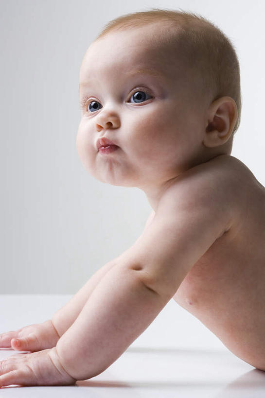 西方人,婴儿,儿童,一个人,竖图,室内,白天,白色背景,侧面,纯洁,欧洲,欧洲人,仅一个人,撑,扭头,注视,裸露,小孩,观察,看,趴着,转头,可爱,摄影,活泼,影棚,观看,察看,撑着,关注,宝宝,裸,纯真,烂漫,无邪,伶俐,天真,白种人,孩子,趴,半身,彩图,影棚拍摄,拍摄
