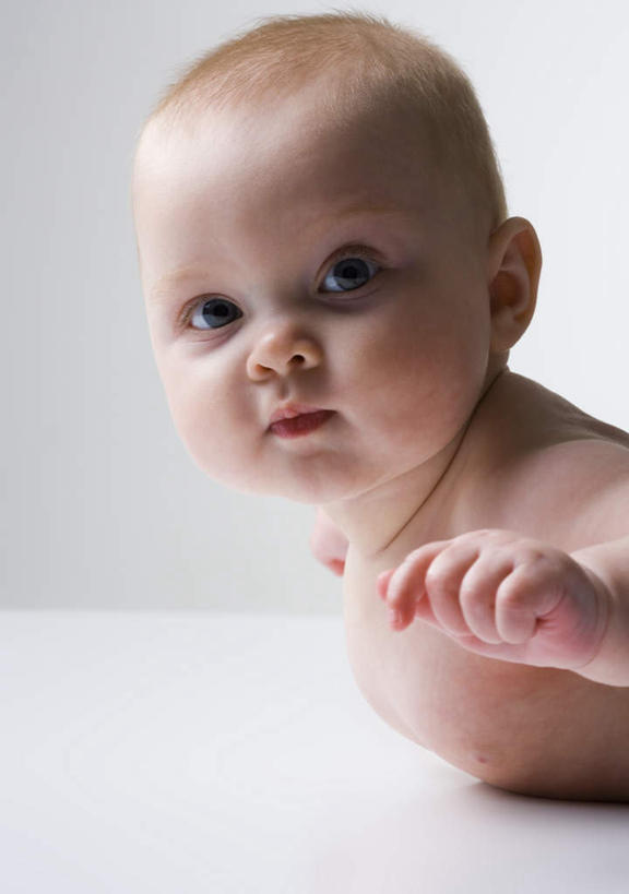 西方人,婴儿,儿童,脸,头,脸颊,手,一个人,伸展双臂,竖图,室内,特写,白天,白色背景,侧面,纯洁,欧洲,欧洲人,仅一个人,注视,裸露,肩膀,小孩,观察,看,趴着,手部,可爱,摄影,活泼,影棚,观看,察看,关注,宝宝,裸,纯真,烂漫,无邪,伶俐,天真,白种人,孩子,头部,脸部,脸蛋,面部,敞开双臂,趴,伸开双臂,展开双肩,张开手臂,张开双臂,半身,彩图,影棚拍摄,拍摄