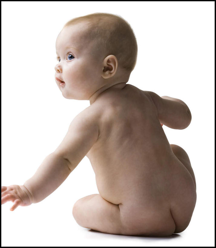 西方人,婴儿,儿童,一个人,坐,伸展双臂,竖图,室内,白天,白色背景,纯洁,欧洲,欧洲人,仅一个人,扭头,注视,裸露,小孩,背面,观察,看,转头,可爱,摄影,活泼,影棚,观看,察看,关注,宝宝,裸,纯真,烂漫,无邪,伶俐,天真,白种人,孩子,敞开双臂,伸开双臂,展开双肩,张开手臂,张开双臂,坐着,彩图,全身,影棚拍摄,拍摄