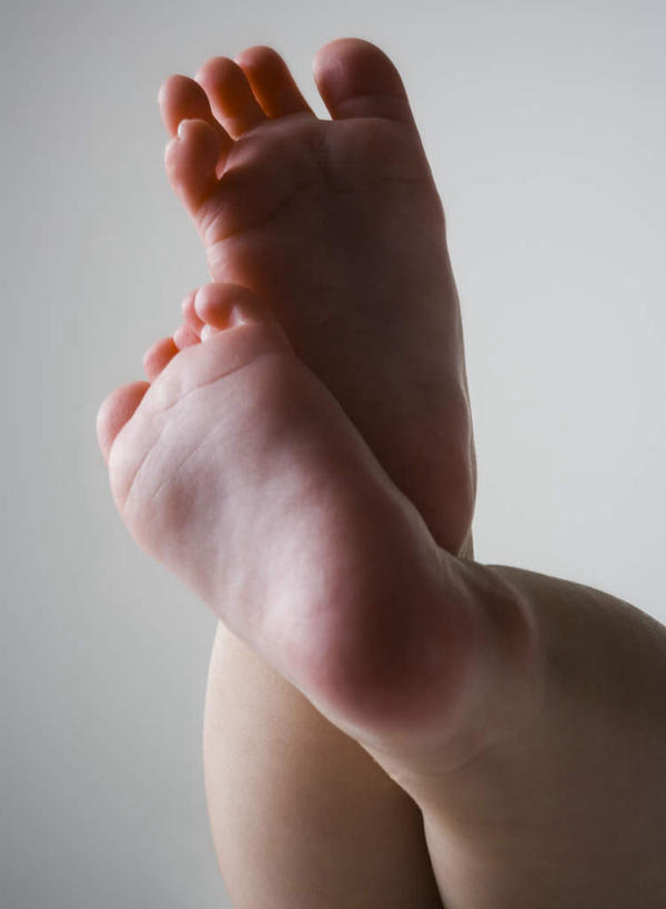 西方人,婴儿,儿童,腿部,脚,脚趾,脚趾甲,腿,一个人,竖图,室内,特写,白天,正面,纯洁,欧洲,欧洲人,仅一个人,灰色背景,裸露,小孩,可爱,摄影,活泼,影棚,宝宝,裸,纯真,烂漫,无邪,伶俐,天真,白种人,孩子,脚指甲,半身,彩图,影棚拍摄,拍摄