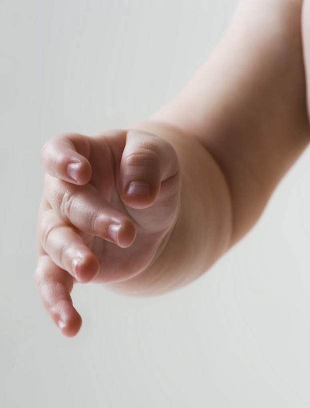 西方人,婴儿,儿童,手,一个人,竖图,室内,特写,白天,正面,纯洁,欧洲,欧洲人,仅一个人,灰色背景,裸露,小孩,手部,可爱,摄影,活泼,影棚,单手,宝宝,裸,纯真,烂漫,无邪,伶俐,天真,白种人,孩子,半身,彩图,影棚拍摄,拍摄