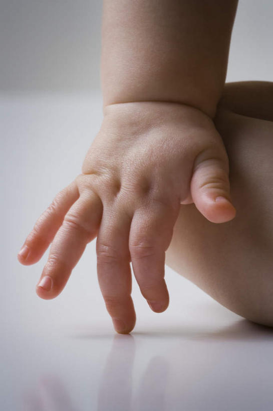 西方人,婴儿,儿童,手,一个人,竖图,室内,特写,白天,正面,纯洁,欧洲,欧洲人,仅一个人,灰色背景,裸露,小孩,手部,可爱,摄影,活泼,影棚,单手,宝宝,裸,纯真,烂漫,无邪,伶俐,天真,白种人,孩子,半身,彩图,影棚拍摄,拍摄