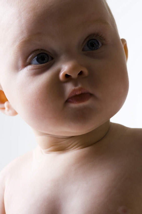 西方人,婴儿,儿童,脸,头,脸颊,一个人,竖图,室内,特写,白天,白色背景,正面,纯洁,欧洲,欧洲人,仅一个人,注视,裸露,小孩,观察,看,可爱,摄影,活泼,影棚,观看,察看,关注,宝宝,裸,纯真,烂漫,无邪,伶俐,天真,白种人,孩子,头部,脸部,脸蛋,面部,半身,彩图,影棚拍摄,拍摄
