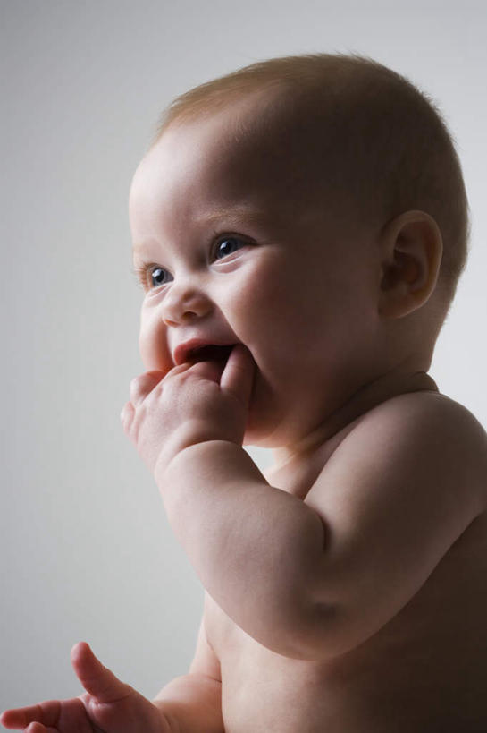 西方人,婴儿,儿童,一个人,竖图,室内,白天,正面,纯洁,欧洲,欧洲人,仅一个人,咬,灰色背景,注视,裸露,小孩,观察,看,可爱,摄影,活泼,影棚,观看,咬着,察看,关注,宝宝,裸,纯真,烂漫,无邪,伶俐,天真,白种人,孩子,半身,彩图,影棚拍摄,拍摄