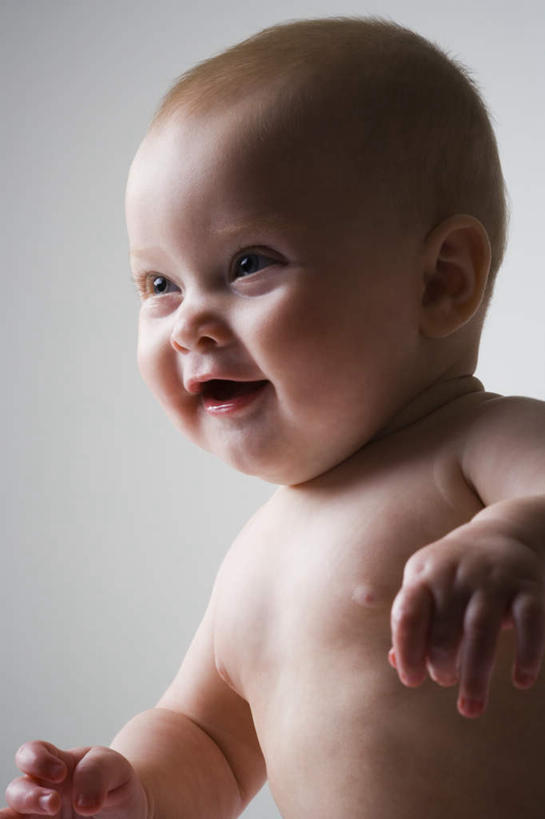 西方人,婴儿,儿童,一个人,笑,微笑,竖图,室内,白天,正面,纯洁,欧洲,欧洲人,仅一个人,灰色背景,注视,裸露,小孩,观察,看,张嘴,可爱,摄影,活泼,影棚,观看,察看,关注,宝宝,裸,张大嘴巴,纯真,烂漫,无邪,伶俐,天真,白种人,孩子,张开嘴,半身,彩图,影棚拍摄,拍摄