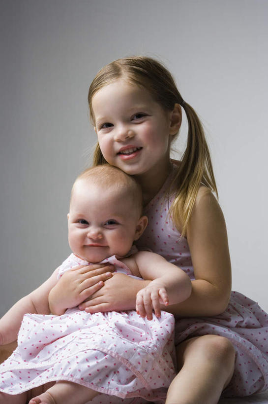 西方人,婴儿,儿童,两个人,家庭,坐,抱,笑,微笑,露齿笑,竖图,室内,白天,正面,裙子,纯洁,欧洲,欧洲人,灰色背景,连衣裙,服装,注视,小孩,衣服,观察,看,温暖,温馨,一家人,可爱,摄影,服饰,活泼,影棚,抱着,观看,和睦,察看,搂着,衣着,穿着,关注,宝宝,纯真,烂漫,无邪,衣饰,伶俐,天真,女孩,女人,女性,白种人,孩子,搂,搂抱,坐着,彩图,全身,影棚拍摄,拍摄,融洽,女生