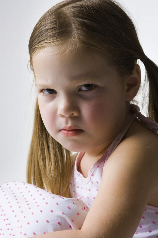 西方人,儿童,脸,头,脸颊,头发,一个人,竖图,室内,特写,白天,白色背景,侧面,纯洁,欧洲,欧洲人,仅一个女性,仅一个人,服装,注视,休闲装,小孩,衣服,黄色,观察,看,仅一个小孩,休闲,休闲服,可爱,童年,童趣,摄影,服饰,影棚,观看,察看,关注,童真,烂漫,无邪,天真,女孩,女人,女性,白种人,孩子,头部,直发,脸部,脸蛋,面部,半身,彩图,影棚拍摄,拍摄,女生