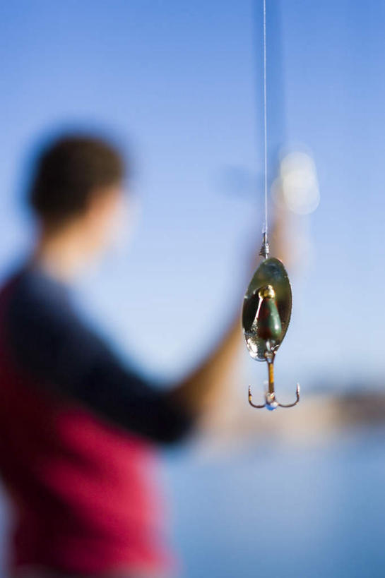 西方人,一个人,站,竖图,室内,白天,侧面,湖,湖泊,水,钓鱼竿,欧洲,欧洲人,仅一个男性,仅一个人,仅一个中年男性,握,阴影,服装,朦胧,模糊,光线,影子,湖面,水流,水面,拿,拿着,扭头,休闲装,衣服,蓝色,蓝天,天空,阳光,湖水,天,站着,转头,休闲,休闲服,握着,服饰,晴朗,渔具,万里无云,男人,男性,中年男性,白种人,钓竿,鱼竿,晴空,晴空万里,站立,半身,彩图,钓鱼