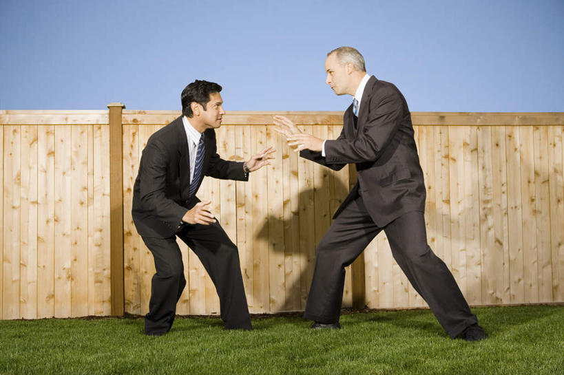 西方人,两个人,同事,商务人士,商务男性,栏杆,站,横图,室外,白天,仰视,衬衫,成功,合作,团队,集体,信心,草地,草坪,植物,欧洲,欧洲人,弯腰,阴影,套装,光线,影子,栅栏,篱笆,围栏,领带,注视,队伍,护栏,相视,草,蓝色,绿色,蓝天,天空,阳光,天,观察,看,站着,面对面,晴朗,观看,对视,打架,察看,领导,互视,象征,庄重,成就,关注,打斗,相对,商务装,身份,合伙,领袖,工薪阶层,斗殴,万里无云,相看,弯身,正式,地位,男人,男性,中年男性,白种人,白领,上班族,晴空,晴空万里,站立,彩图,低角度拍摄,全身,衬衣