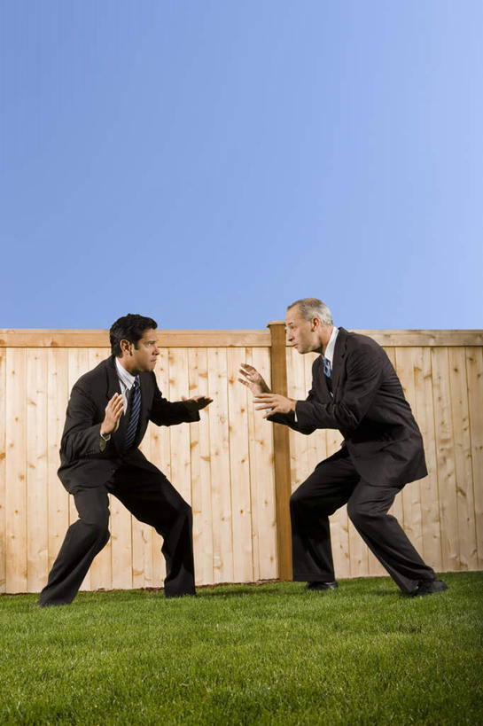 西方人,两个人,同事,商务人士,商务男性,栏杆,站,竖图,室外,白天,仰视,衬衫,成功,合作,团队,集体,信心,草地,草坪,植物,欧洲,欧洲人,弯腰,阴影,套装,光线,影子,栅栏,篱笆,围栏,领带,注视,队伍,护栏,相视,草,蓝色,绿色,蓝天,天空,阳光,天,观察,看,站着,面对面,晴朗,观看,对视,打架,察看,领导,互视,象征,庄重,成就,关注,打斗,相对,商务装,身份,合伙,领袖,工薪阶层,斗殴,万里无云,相看,弯身,正式,地位,男人,男性,中年男性,白种人,白领,上班族,晴空,晴空万里,站立,彩图,低角度拍摄,全身,衬衣