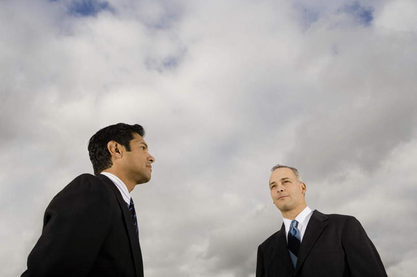 西方人,两个人,同事,商务人士,商务男性,横图,室外,白天,仰视,衬衫,成功,合作,团队,集体,信心,欧洲,欧洲人,阴影,套装,光线,影子,云,云朵,领带,云彩,注视,队伍,蓝色,白云,蓝天,天空,阳光,天,观察,看,晴朗,观看,察看,领导,象征,庄重,成就,关注,商务装,身份,合伙,领袖,工薪阶层,正式,地位,男人,男性,中年男性,白种人,白领,上班族,晴空,半身,彩图,低角度拍摄,衬衣