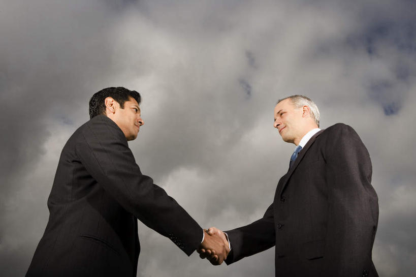 西方人,两个人,同事,商务人士,商务男性,站,握手,横图,室外,白天,仰视,衬衫,成功,合作,团队,集体,信心,欧洲,欧洲人,阴影,套装,光线,影子,云,云朵,领带,云彩,注视,队伍,相视,蓝色,白云,蓝天,天空,阳光,天,观察,看,站着,面对面,晴朗,观看,对视,察看,领导,互视,象征,庄重,成就,关注,相对,商务装,身份,合伙,领袖,工薪阶层,相看,正式,地位,男人,男性,中年男性,白种人,白领,上班族,晴空,搀手,拉手,手搀手,手拉手,手牵手,手握手,站立,半身,彩图,低角度拍摄,衬衣