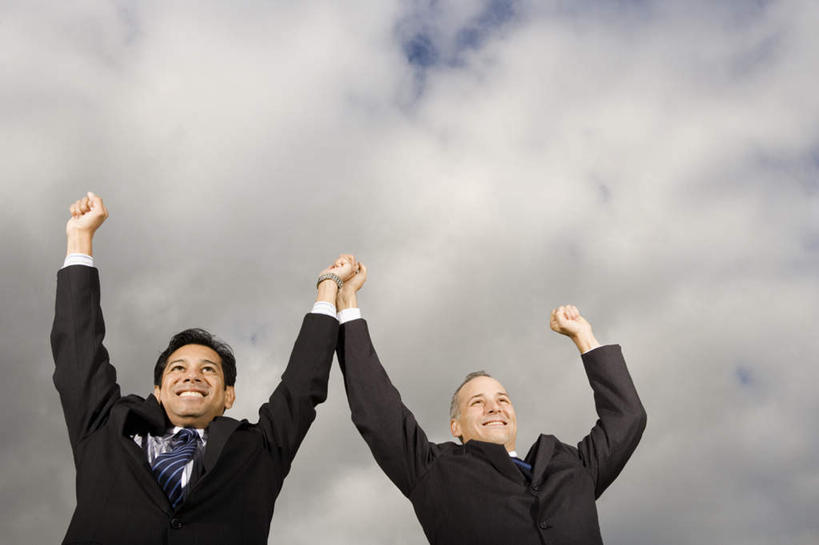西方人,两个人,同事,商务人士,商务男性,举,握手,笑,微笑,露齿笑,横图,室外,白天,仰视,衬衫,成功,合作,团队,集体,信心,欧洲,欧洲人,握,阴影,套装,光线,影子,云,云朵,领带,云彩,注视,鼓励,队伍,蓝色,白云,蓝天,天空,阳光,天,观察,加油,看,手势,托,握拳,打气,握着,晴朗,观看,察看,领导,象征,庄重,成就,关注,鼓舞,商务装,身份,合伙,领袖,工薪阶层,正式,地位,男人,男性,中年男性,白种人,白领,上班族,晴空,搀手,举起,举手,举着,拉手,手搀手,手拉手,手牵手,手握手,向上举,向上伸,向上托,半身,彩图,低角度拍摄,衬衣