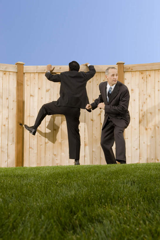 西方人,两个人,同事,商务人士,商务男性,栏杆,站,攀登,竖图,室外,白天,仰视,衬衫,成功,合作,团队,集体,信心,草地,草坪,植物,欧洲,欧洲人,弯腰,阴影,套装,光线,影子,栅栏,篱笆,围栏,领带,注视,队伍,护栏,草,蓝色,绿色,蓝天,天空,阳光,天,观察,看,站着,爬,搭,晴朗,观看,察看,领导,象征,庄重,成就,搭着,关注,商务装,身份,合伙,领袖,工薪阶层,万里无云,弯身,正式,地位,男人,男性,中年男性,白种人,白领,上班族,晴空,晴空万里,攀爬,站立,彩图,低角度拍摄,全身,衬衣