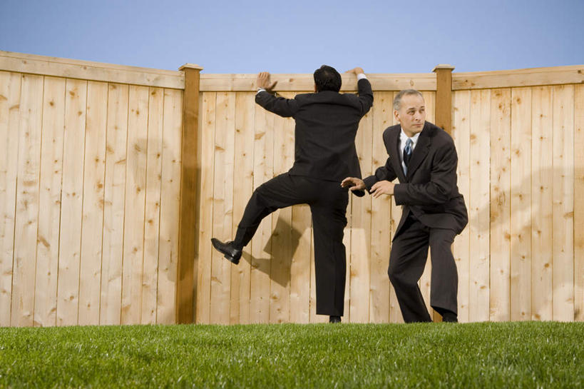 西方人,两个人,同事,商务人士,商务男性,栏杆,站,攀登,横图,室外,白天,仰视,衬衫,成功,合作,团队,集体,信心,草地,草坪,植物,欧洲,欧洲人,弯腰,阴影,套装,光线,影子,栅栏,篱笆,围栏,领带,注视,队伍,护栏,草,蓝色,绿色,蓝天,天空,阳光,天,观察,看,站着,爬,搭,晴朗,观看,察看,领导,象征,庄重,成就,搭着,关注,商务装,身份,合伙,领袖,工薪阶层,万里无云,弯身,正式,地位,男人,男性,中年男性,白种人,白领,上班族,晴空,晴空万里,攀爬,站立,彩图,低角度拍摄,全身,衬衣