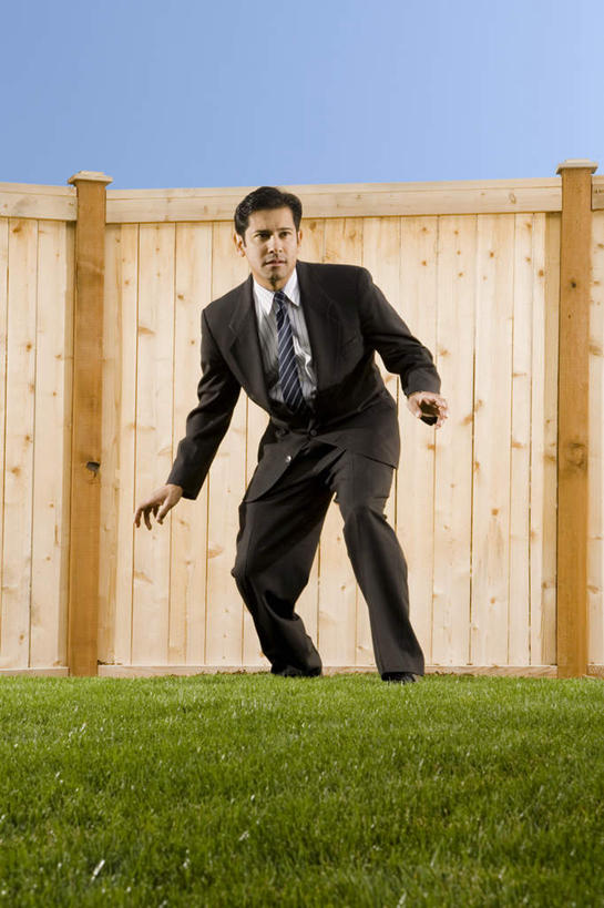 西方人,一个人,商务人士,商务男性,栏杆,站,伸展双臂,竖图,室外,白天,仰视,衬衫,草地,草坪,植物,欧洲,欧洲人,仅一个男性,仅一个人,仅一个中年男性,弯腰,阴影,套装,光线,影子,栅栏,篱笆,围栏,领带,注视,护栏,草,蓝色,绿色,蓝天,天空,阳光,天,观察,看,站着,晴朗,观看,察看,象征,庄重,关注,商务装,身份,工薪阶层,万里无云,弯身,正式,地位,男人,男性,中年男性,白种人,白领,上班族,晴空,晴空万里,敞开双臂,伸开双臂,展开双肩,站立,张开手臂,张开双臂,彩图,低角度拍摄,全身,衬衣