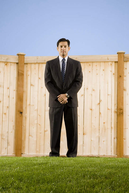 西方人,一个人,商务人士,商务男性,栏杆,站,竖图,室外,白天,仰视,衬衫,草地,草坪,植物,欧洲,欧洲人,仅一个男性,仅一个人,仅一个中年男性,握,阴影,套装,光线,影子,栅栏,篱笆,围栏,领带,注视,护栏,草,蓝色,绿色,蓝天,天空,阳光,天,观察,看,站着,握着,晴朗,观看,察看,象征,庄重,关注,商务装,身份,工薪阶层,万里无云,正式,地位,男人,男性,中年男性,白种人,白领,上班族,晴空,晴空万里,站立,彩图,低角度拍摄,全身,衬衣