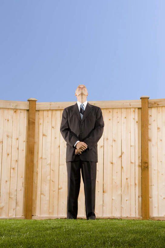 西方人,一个人,商务人士,商务男性,栏杆,站,竖图,室外,白天,仰视,衬衫,草地,草坪,植物,欧洲,欧洲人,仅一个男性,仅一个人,仅一个中年男性,握,阴影,套装,光线,影子,栅栏,篱笆,围栏,领带,注视,护栏,草,蓝色,绿色,蓝天,天空,阳光,天,观察,看,站着,握着,晴朗,观看,察看,象征,庄重,关注,商务装,身份,工薪阶层,万里无云,正式,地位,男人,男性,中年男性,白种人,白领,上班族,晴空,晴空万里,抬头,仰头,站立,彩图,低角度拍摄,全身,衬衣