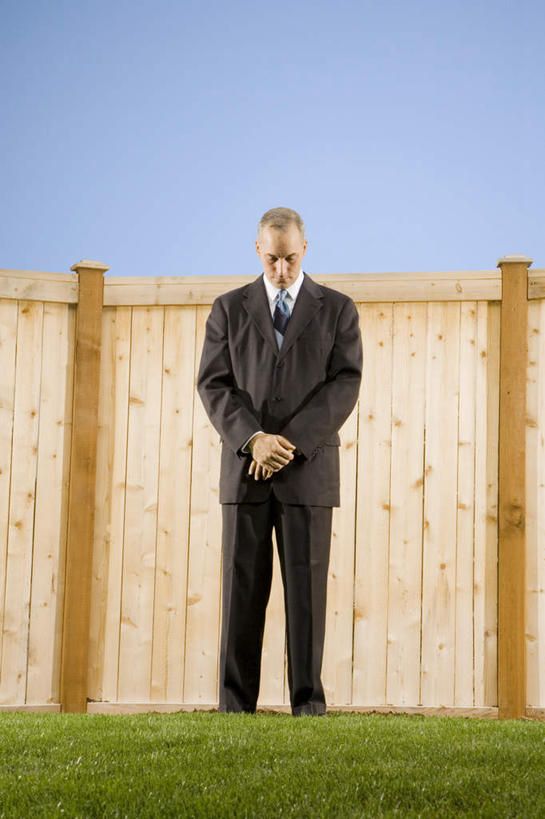 西方人,一个人,商务人士,商务男性,栏杆,站,竖图,室外,白天,仰视,衬衫,草地,草坪,植物,欧洲,欧洲人,仅一个男性,仅一个人,仅一个中年男性,握,阴影,套装,光线,影子,栅栏,篱笆,围栏,领带,注视,护栏,草,蓝色,绿色,蓝天,天空,阳光,天,低头,观察,看,站着,握着,晴朗,观看,察看,象征,庄重,关注,商务装,身份,工薪阶层,万里无云,正式,地位,垂头,男人,男性,中年男性,白种人,白领,上班族,晴空,晴空万里,站立,彩图,低角度拍摄,全身,衬衣