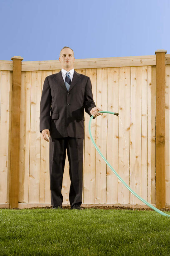 西方人,一个人,商务人士,商务男性,栏杆,站,竖图,室外,白天,仰视,衬衫,草地,草坪,植物,欧洲,欧洲人,仅一个男性,仅一个人,仅一个中年男性,握,阴影,套装,光线,影子,栅栏,篱笆,围栏,领带,拿,拿着,注视,水管,护栏,草,蓝色,绿色,蓝天,天空,阳光,天,观察,看,站着,握着,晴朗,观看,察看,象征,庄重,关注,商务装,身份,工薪阶层,万里无云,正式,地位,男人,男性,中年男性,白种人,白领,上班族,晴空,晴空万里,站立,彩图,低角度拍摄,全身,衬衣