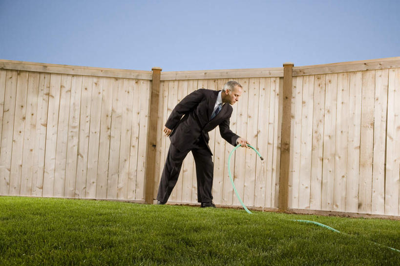 西方人,一个人,商务人士,商务男性,栏杆,站,横图,室外,白天,仰视,衬衫,草地,草坪,植物,欧洲,欧洲人,仅一个男性,仅一个人,仅一个中年男性,弯腰,握,阴影,套装,光线,影子,栅栏,篱笆,围栏,领带,拿,拿着,注视,水管,护栏,草,蓝色,绿色,蓝天,天空,阳光,天,观察,看,站着,握着,晴朗,观看,察看,象征,庄重,关注,商务装,身份,工薪阶层,万里无云,弯身,正式,地位,男人,男性,中年男性,白种人,白领,上班族,晴空,晴空万里,站立,彩图,低角度拍摄,全身,衬衣