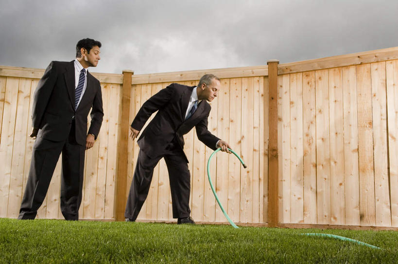 西方人,两个人,同事,商务人士,商务男性,栏杆,站,横图,室外,白天,仰视,衬衫,成功,合作,团队,集体,信心,草地,草坪,植物,欧洲,欧洲人,弯腰,握,套装,栅栏,篱笆,乌云,云,阴天,云朵,围栏,领带,拿,云彩,拿着,注视,水管,队伍,护栏,草,绿色,天空,天,观察,看,站着,握着,观看,察看,领导,昏暗,象征,阴沉,庄重,成就,关注,商务装,身份,合伙,领袖,工薪阶层,弯身,正式,地位,男人,男性,中年男性,白种人,白领,上班族,站立,彩图,低角度拍摄,全身,衬衣