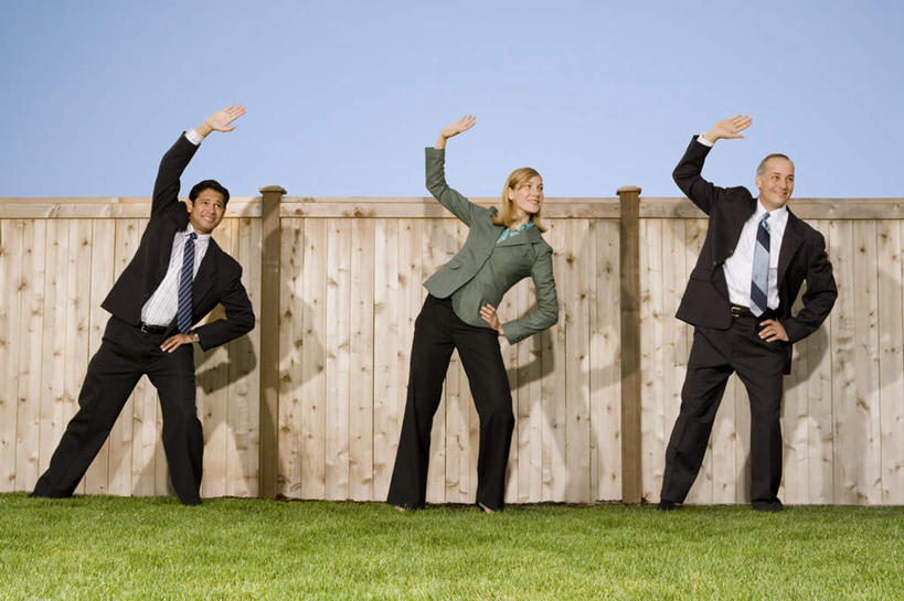 西方人,三个人,同事,商务人士,商务男性,商务女性,站,举,笑,微笑,露齿笑,横图,室外,白天,仰视,衬衫,锻炼,成功,运动,合作,团队,集体,信心,草地,草坪,植物,欧洲,欧洲人,一排,弯腰,阴影,套装,整齐,光线,影子,领带,注视,手叉腰,队伍,草,排列,蓝色,绿色,蓝天,天空,阳光,天,叉腰,观察,看,托,站着,晴朗,观看,察看,领导,象征,庄重,成就,队列,关注,商务装,身份,合伙,领袖,工薪阶层,万里无云,弯身,正式,地位,体育,男人,男性,年轻女性,女人,女性,中年男性,白种人,白领,上班族,晴空,晴空万里,举起,举手,举着,向上举,向上伸,向上托,站立,彩图,低角度拍摄,全身,衬衣,健身