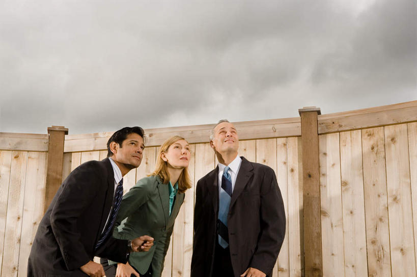 西方人,三个人,同事,商务人士,商务男性,商务女性,栏杆,站,横图,室外,白天,仰视,衬衫,成功,合作,团队,集体,信心,欧洲,欧洲人,弯腰,套装,栅栏,篱笆,乌云,云,阴天,云朵,围栏,领带,云彩,注视,队伍,护栏,天空,天,观察,看,站着,观看,察看,领导,昏暗,象征,阴沉,庄重,成就,关注,商务装,身份,合伙,领袖,工薪阶层,弯身,正式,地位,男人,男性,年轻女性,女人,女性,中年男性,白种人,白领,上班族,抬头,仰头,站立,半身,彩图,低角度拍摄,衬衣