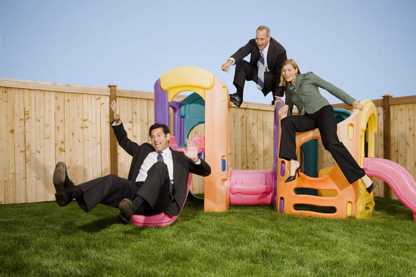 西方人,三个人,同事,商务人士,商务男性,商务女性,栏杆,站,坐,伸展双臂,笑,微笑,露齿笑,横图,室外,白天,仰视,衬衫,游戏,成功,合作,团队,集体,信心,草地,草坪,植物,玩具,欧洲,欧洲人,阴影,套装,光线,影子,栅栏,篱笆,围栏,领带,玩,注视,娱乐,运动器械,队伍,护栏,草,蓝色,绿色,蓝天,天空,阳光,天,观察,看,站着,休闲,滑滑梯,滑梯,益智,晴朗,观看,活动,察看,领导,象征,庄重,成就,发泄,关注,消遣,智力,商务装,身份,合伙,领袖,工薪阶层,万里无云,宣泄,正式,地位,男人,男性,年轻女性,女人,女性,中年男性,白种人,白领,上班族,晴空,晴空万里,敞开双臂,伸开双臂,玩耍,嬉戏,展开双肩,站立,张开手臂,张开双臂,坐着,彩图,低角度拍摄,全身,衬衣