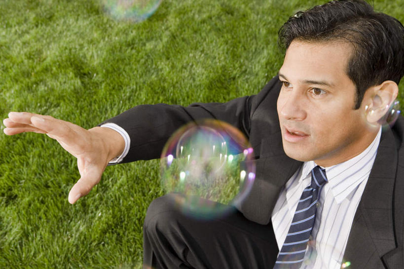 西方人,一个人,商务人士,商务男性,坐,举,横图,俯视,室外,白天,衬衫,游戏,玩具,欧洲,欧洲人,仅一个男性,仅一个人,仅一个中年男性,阴影,套装,光线,影子,领带,玩,注视,娱乐,阳光,泡泡,观察,看,托,休闲,益智,观看,活动,察看,象征,庄重,发泄,关注,消遣,智力,商务装,身份,泡泡机,工薪阶层,宣泄,正式,地位,男人,男性,中年男性,白种人,白领,上班族,举起,举手,举着,玩耍,嬉戏,向上举,向上伸,向上托,坐着,半身,彩图,高角度拍摄,衬衣