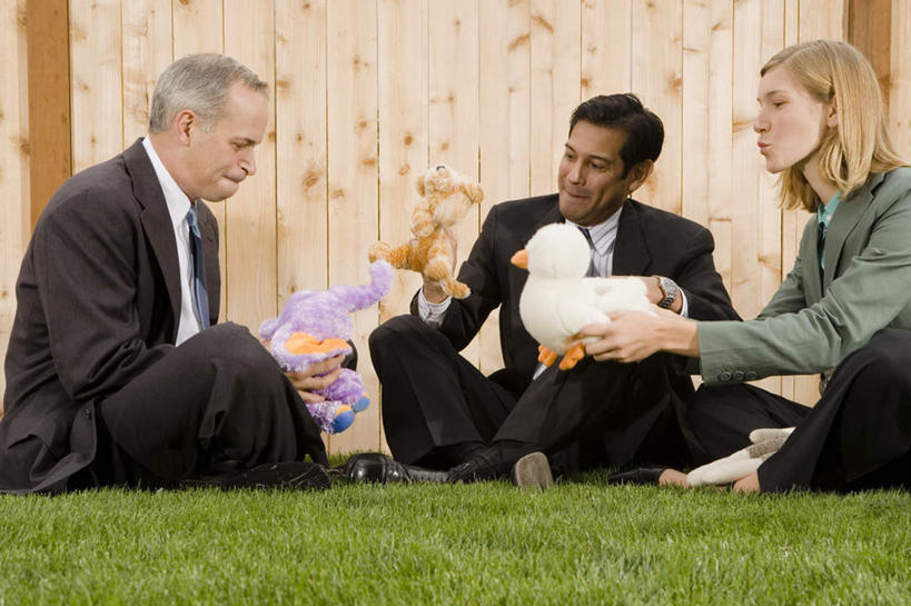 西方人,三个人,同事,商务人士,商务男性,商务女性,栏杆,坐,盘腿,横图,室外,白天,正面,衬衫,游戏,成功,合作,团队,集体,信心,草地,草坪,植物,玩具,欧洲,欧洲人,握,套装,鸭子,栅栏,篱笆,围栏,领带,拿,玩,拿着,注视,娱乐,队伍,护栏,草,绿色,观察,看,休闲,橡胶,益智,握着,观看,活动,察看,领导,象征,庄重,成就,发泄,关注,消遣,智力,商务装,身份,合伙,领袖,工薪阶层,橡胶制品,宣泄,正式,地位,橡胶小鸭,橡皮小鸭,男人,男性,年轻女性,女人,女性,中年男性,白种人,白领,上班族,盘腿而坐,盘膝,盘着腿的,盘着腿坐,双腿交叉,玩耍,嬉戏,坐着,半身,彩图,衬衣