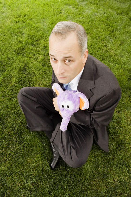 西方人,一个人,商务人士,商务男性,坐,举,盘腿,竖图,俯视,室外,白天,衬衫,游戏,草地,草坪,植物,玩具,欧洲,欧洲人,仅一个男性,仅一个人,仅一个中年男性,握,套装,领带,拿,玩,拿着,注视,娱乐,草,绿色,观察,看,托,休闲,益智,握着,观看,活动,察看,象征,庄重,发泄,关注,消遣,智力,商务装,身份,工薪阶层,宣泄,正式,地位,男人,男性,中年男性,白种人,白领,上班族,举起,举手,举着,盘腿而坐,盘膝,盘着腿的,盘着腿坐,双腿交叉,玩耍,嬉戏,向上举,向上伸,向上托,坐着,彩图,高角度拍摄,全身,衬衣