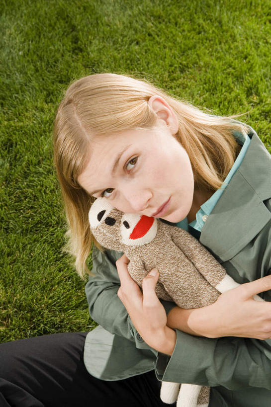 西方人,一个人,商务人士,商务女性,坐,抱,竖图,俯视,室外,白天,游戏,草地,草坪,植物,玩具,欧洲,欧洲人,仅一个年轻女性,仅一个女性,仅一个人,套装,玩,注视,娱乐,草,绿色,观察,看,休闲,益智,抱着,观看,活动,察看,搂着,发泄,关注,消遣,智力,商务装,工薪阶层,宣泄,年轻女性,女人,女性,白种人,白领,上班族,搂,搂抱,玩耍,嬉戏,坐着,半身,彩图,高角度拍摄