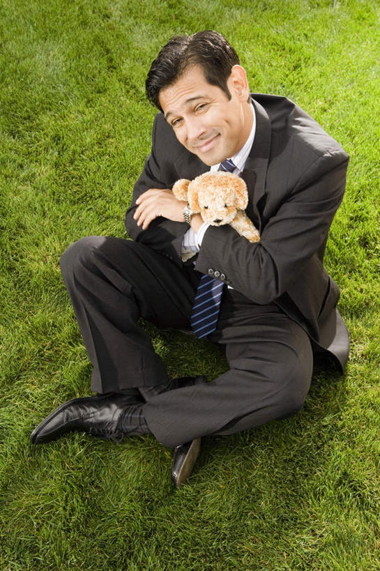 西方人,一个人,商务人士,商务男性,坐,抱,笑,盘腿,微笑,竖图,俯视,室外,白天,衬衫,游戏,草地,草坪,植物,玩具,欧洲,欧洲人,仅一个男性,仅一个人,仅一个中年男性,套装,领带,玩,注视,娱乐,草,绿色,观察,看,休闲,益智,抱着,观看,活动,察看,搂着,象征,庄重,发泄,关注,消遣,智力,商务装,身份,工薪阶层,宣泄,正式,地位,男人,男性,中年男性,白种人,白领,上班族,搂,搂抱,盘腿而坐,盘膝,盘着腿的,盘着腿坐,双腿交叉,玩耍,嬉戏,坐着,彩图,高角度拍摄,全身,衬衣