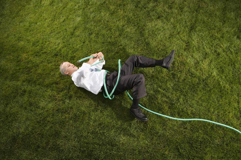 西方人,一个人,商务人士,商务男性,躺,横图,俯视,室外,白天,衬衫,草地,草坪,植物,欧洲,欧洲人,仅一个男性,仅一个人,仅一个中年男性,握,套装,环绕,缠绕,领带,拿,拿着,注视,水管,草,绿色,观察,看,握着,观看,察看,象征,庄重,关注,商务装,身份,纠缠,工薪阶层,正式,地位,卧着,男人,男性,中年男性,白种人,白领,上班族,躺着,卧,彩图,高角度拍摄,全身,衬衣