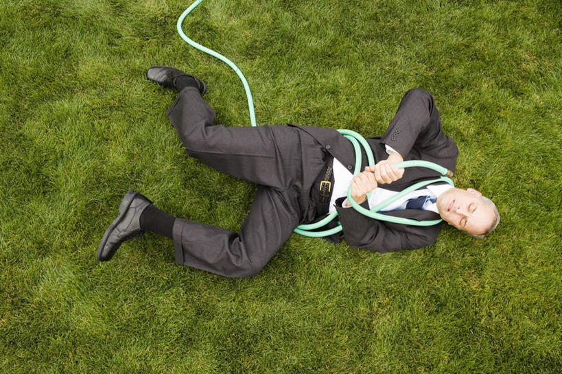 西方人,一个人,商务人士,商务男性,躺,横图,俯视,室外,白天,衬衫,草地,草坪,植物,欧洲,欧洲人,仅一个男性,仅一个人,仅一个中年男性,握,套装,环绕,缠绕,领带,拿,拿着,注视,水管,草,绿色,观察,看,握着,观看,察看,象征,庄重,关注,商务装,身份,纠缠,工薪阶层,正式,地位,卧着,男人,男性,中年男性,白种人,白领,上班族,躺着,卧,彩图,高角度拍摄,全身,衬衣