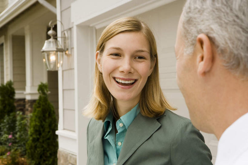 西方人,两个人,同事,商务人士,商务男性,商务女性,家,站,笑,微笑,露齿笑,横图,室外,白天,正面,衬衫,成功,合作,团队,集体,信心,植物,别墅,照明,欧洲,欧洲人,套装,壁灯,房屋,屋子,公寓,灯光,注视,队伍,洋房,楼房,相视,住宅,灯,树,树木,绿色,自然,灯具,观察,看,站着,面对面,生长,成长,观看,对视,照亮,察看,领导,互视,照明设备,成就,关注,相对,商务装,合伙,领袖,工薪阶层,相看,男人,男性,年轻女性,女人,女性,中年男性,白种人,白领,上班族,站立,半身,彩图,衬衣,房子