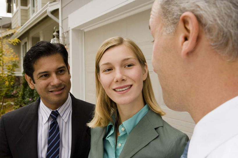 西方人,三个人,同事,商务人士,商务男性,商务女性,家,站,笑,微笑,露齿笑,横图,室外,白天,正面,衬衫,成功,合作,团队,集体,信心,植物,别墅,照明,欧洲,欧洲人,套装,壁灯,房屋,屋子,公寓,灯光,注视,队伍,洋房,楼房,相视,住宅,灯,树,树木,绿色,自然,灯具,观察,看,站着,面对面,生长,成长,观看,对视,照亮,察看,领导,互视,照明设备,成就,关注,相对,商务装,合伙,领袖,工薪阶层,相看,男人,男性,年轻女性,女人,女性,中年男性,白种人,白领,上班族,站立,半身,彩图,衬衣,房子