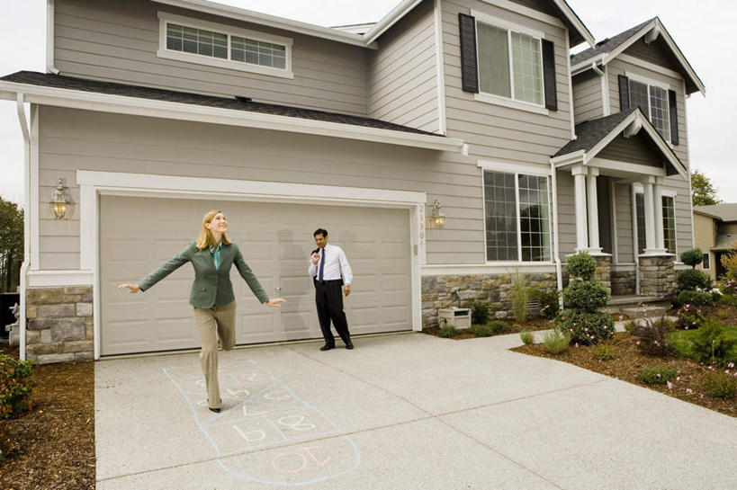 西方人,两个人,同事,商务人士,商务男性,商务女性,家,站,伸展双臂,横图,室外,白天,正面,衬衫,游戏,成功,合作,团队,集体,信心,植物,别墅,欧洲,欧洲人,套装,房屋,屋子,公寓,领带,玩,注视,娱乐,队伍,洋房,楼房,住宅,树,树木,绿色,自然,观察,看,站着,休闲,生长,成长,观看,活动,跳房子,察看,领导,象征,庄重,成就,发泄,关注,消遣,智力,商务装,身份,合伙,领袖,工薪阶层,宣泄,正式,地位,跳方格,跳方阵,男人,男性,年轻女性,女人,女性,中年男性,白种人,白领,上班族,敞开双臂,伸开双臂,玩耍,嬉戏,展开双肩,站立,张开手臂,张开双臂,彩图,全身,衬衣,房子