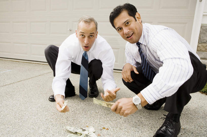 西方人,两个人,同事,商务人士,商务男性,蹲,笑,微笑,露齿笑,横图,室外,白天,正面,衬衫,成功,合作,团队,集体,信心,钱,欧洲,欧洲人,握,套装,时间,钱币,时钟,手表,领带,拿,计时,拿着,注视,队伍,钟表,观察,看,表,握着,钞票,金融,纸币,经济,观看,腕表,察看,领导,象征,庄重,成就,关注,商务装,身份,合伙,领袖,流通,纸钞,贸易,工薪阶层,正式,地位,货币,现金,硬币,男人,男性,中年男性,白种人,白领,上班族,钟,蹲着,半身,彩图,衬衣