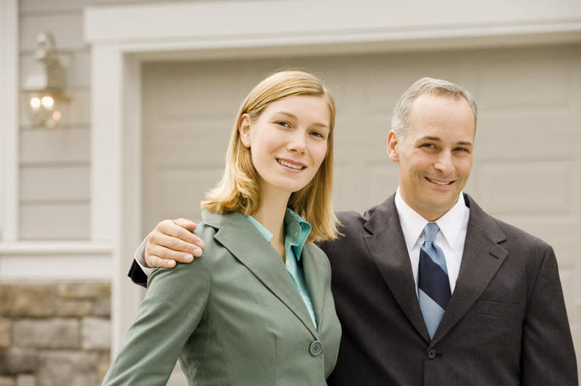 西方人,两个人,同事,商务人士,商务男性,商务女性,家,站,笑,微笑,露齿笑,横图,室外,白天,正面,衬衫,爱情,成功,合作,团队,集体,信心,别墅,照明,欧洲,欧洲人,套装,壁灯,房屋,墙,屋子,公寓,灯光,领带,浪漫,注视,队伍,洋房,楼房,墙壁,墙面,住宅,灯,灯具,观察,看,站着,温暖,温馨,恩爱,搭,恋人,观看,照亮,和睦,察看,领导,象征,庄重,照明设备,成就,搭着,关注,商务装,身份,合伙,领袖,工薪阶层,正式,地位,男人,男性,年轻女性,女人,女性,中年男性,白种人,情侣,白领,上班族,站立,半身,彩图,衬衣,房子,伴侣,融洽